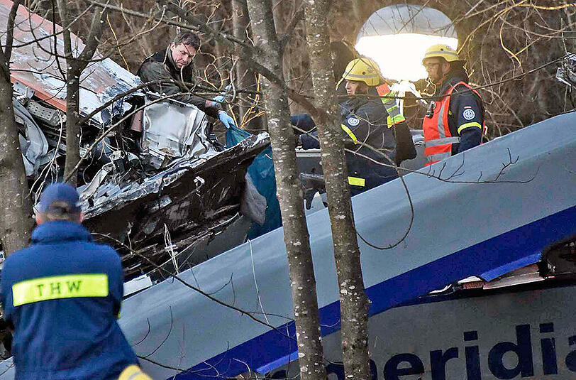 So kompliziert verläuft die Bergung der ineinander verkeilten Unglückszüge.