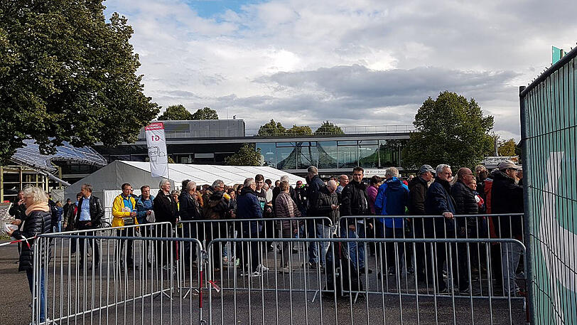 Das Warten auf die alten Herren. Vor Beginn des Konzerts der Rolling Stones in München stehen Fans vor dem Olympiastadion.