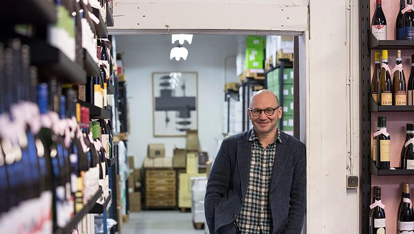 Guido Walter verkauft Wein gerne als "pädagogische Pakete", wie er sagt: Er kombiniert Bestseller wie Lugana mit anspruchsvolleren Gewächsen. Guido Walter verkauft Wein gerne als "pädagogische Pakete", wie er sagt: Er kombiniert Bestseller wie Lugana mit anspruchsvolleren Gewächsen.