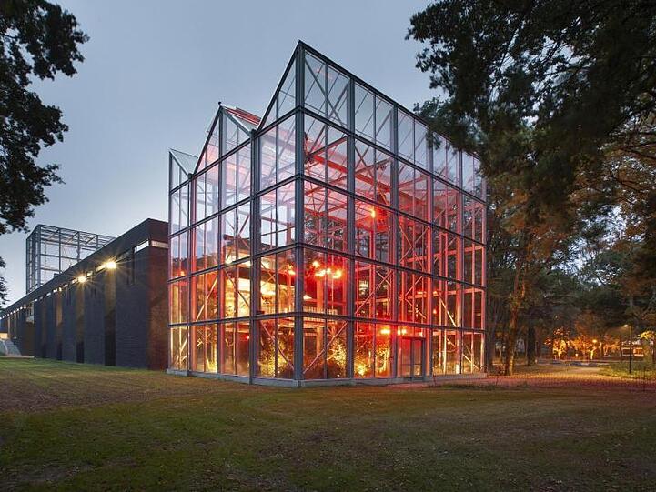 Die "Battery", das 5 000 Quadratmeter große Atelier des Künstlers Koen Vanmechelen.