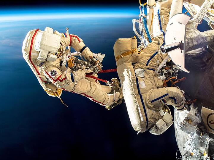 Zwei Kosmonauten überprüfen ein Leck an einer Raumkapsel, das im August einen leichten Druckabfall ausgelöst hatte.
