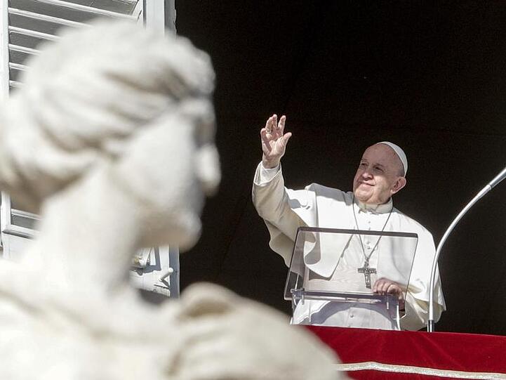 Papst Franziskus überbringt seinen Segen während er am zweiten Weihnachtsfeiertag das Angelusgebet spricht.