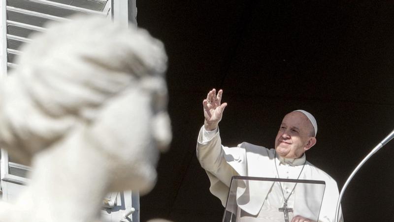 Papst Franziskus überbringt seinen Segen während er am zweiten Weihnachtsfeiertag das Angelusgebet spricht. Papst Franziskus überbringt seinen Segen während er am zweiten Weihnachtsfeiertag das Angelusgebet spricht.