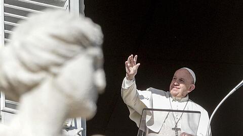 Papst Franziskus überbringt seinen Segen während er am zweiten Weihnachtsfeiertag das Angelusgebet spricht.