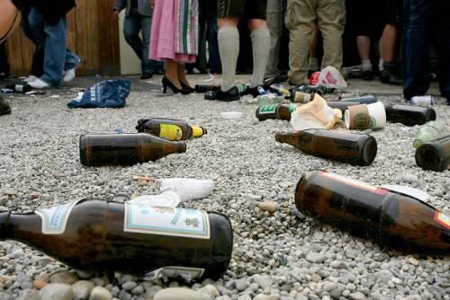 Der Rest vom Vorglühen: leere Bierflaschen vor den Zelten.