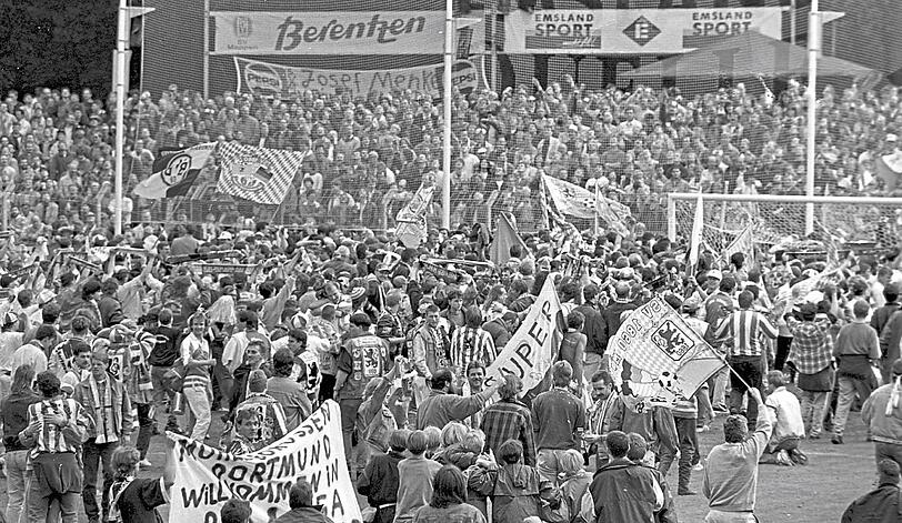 Ein Sechzger Platzsturm der Freude in Meppen: Dank des 1:0 durch Peter Pacult beim SVM stieg 1860 in die Bundesliga auf.