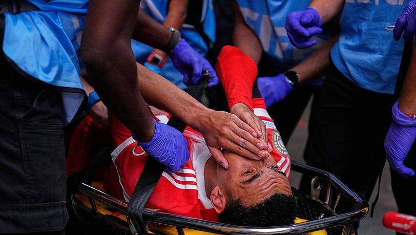 Jamal Musiala muss schwer verletzt abtransportiert werden.