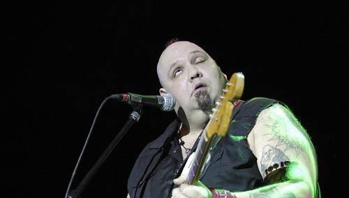 Holzauge, sei wachsam: Popa Chobby war in der Kulturfabrik hoch konzentriert. Holzauge, sei wachsam: Popa Chobby war in der Kulturfabrik hoch konzentriert.
