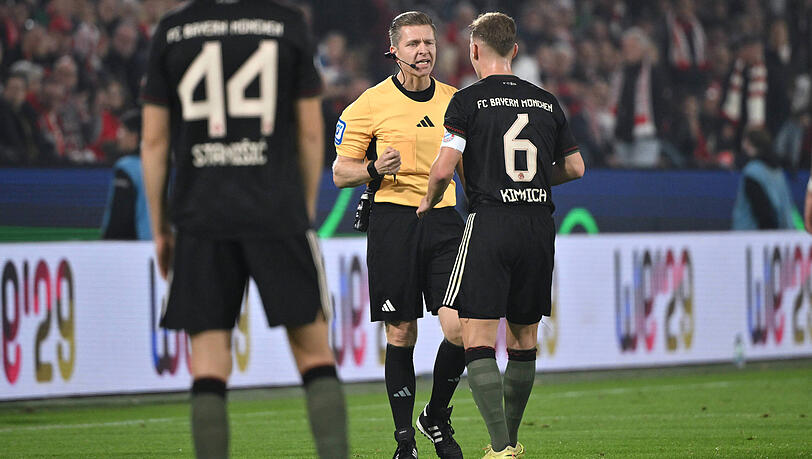 Beim Tor von Luis Díaz nicht ganz auf Augenhöhe: Schiedsrichter Tobias Welz und sein Team. Beim Tor von Luis Díaz nicht ganz auf Augenhöhe: Schiedsrichter Tobias Welz und sein Team.