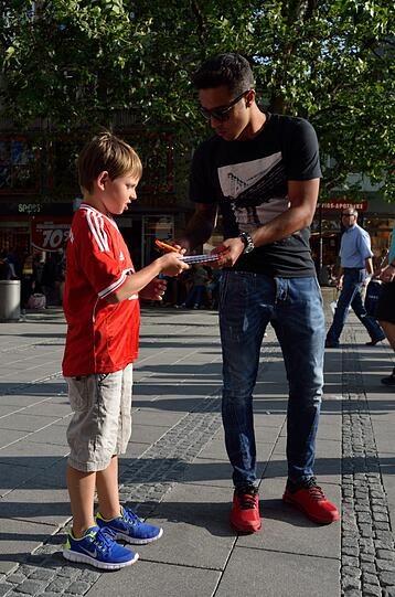 Alcantara beim FC Bayern: Thiago: Hier bummelt er mit Julia durch München - FC Bayern - Abendzeitung München