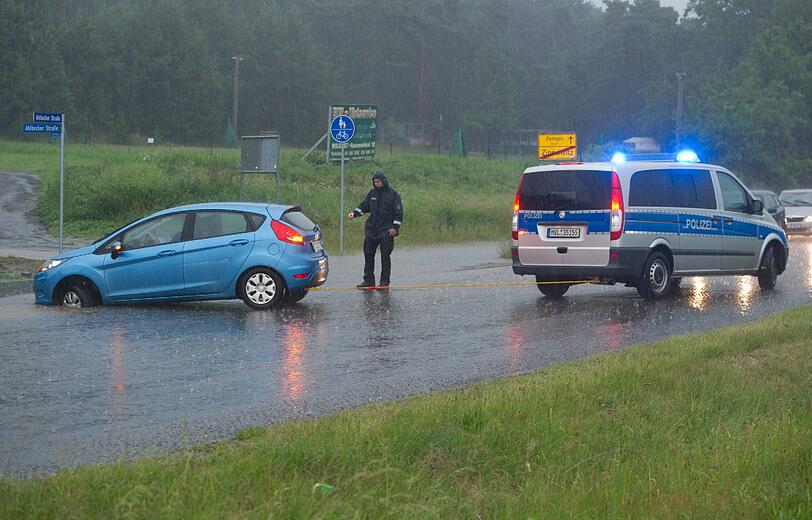 Bei starkem Regen steht am 11.06.2014 ein Auto auf der überschwemmten B111 in Zinnowitz auf der Insel Usedom (Mecklenburg-Vorpommern).