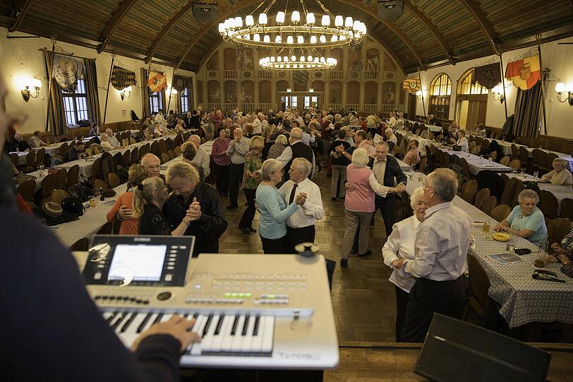Hier geht's hoch her: Impressionen vom Seniorentanz im Hofbräuhaus.