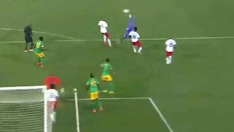 Ocarine Masuluke hebt ab und erzielt einen spektakulären Treffer in der Nachspielzeit. Ocarine Masuluke hebt ab und erzielt einen spektakulären Treffer in der Nachspielzeit.
