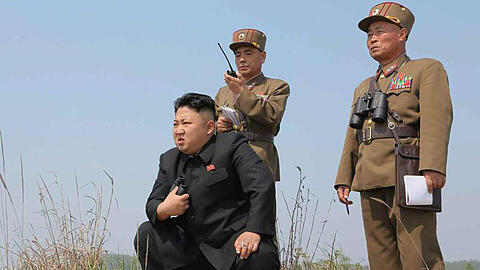 Nordkoreas Machthaber Kim Jong Un bei der Beobachtung eines Militärmanövers.