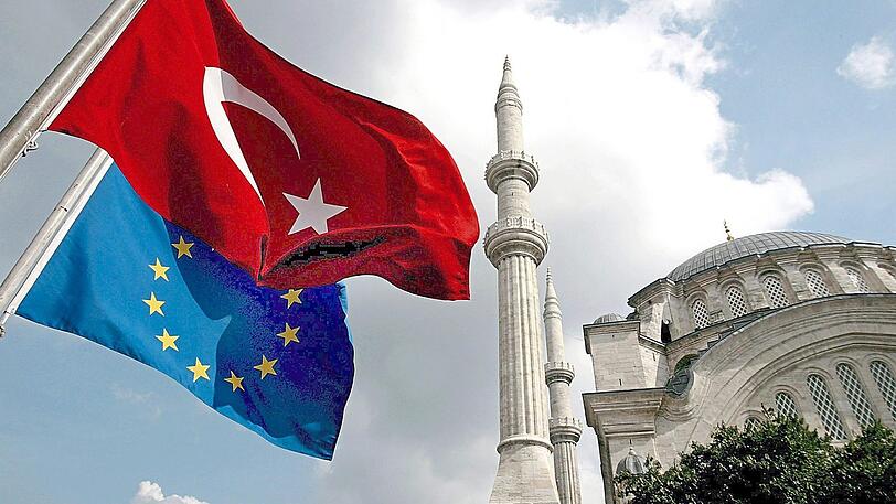 Eine Europafahne und eine türkische Fahne wehen vor einer Moschee in Istanbul. Gibt es weiter Geld aus Brüssel?