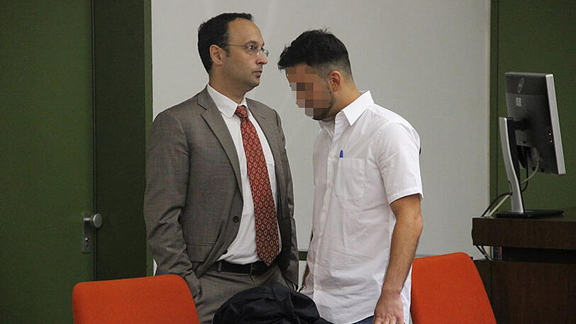 Vor dem ersten Prozess: Erkan G. (r.) mit Anwalt Adam Ahmed.