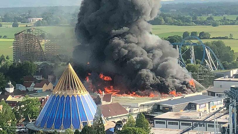 Großbrand im Europapark: Am Samstag ist ein Feuer im Freizeitpark ausgebrochen. Am Sonntag werden trotzdem wieder die Pforten geöffnet.