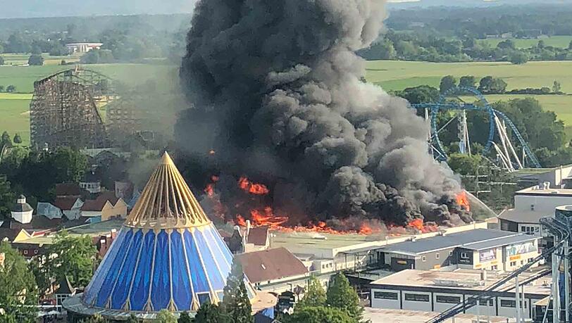 Großbrand im Europapark: Am Samstag ist ein Feuer im Freizeitpark ausgebrochen. Am Sonntag werden trotzdem wieder die Pforten geöffnet.