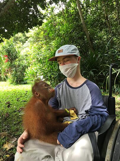 Benni Over mit einem Orang-Utan. Er engagiert sich für die Tiere.