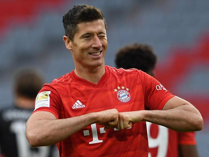 Robert Lewandowski vom FC Bayern München jubelt auf dem Spielfeld. Foto: Christof Stache/AFP/Pool/dpa/Archivbild