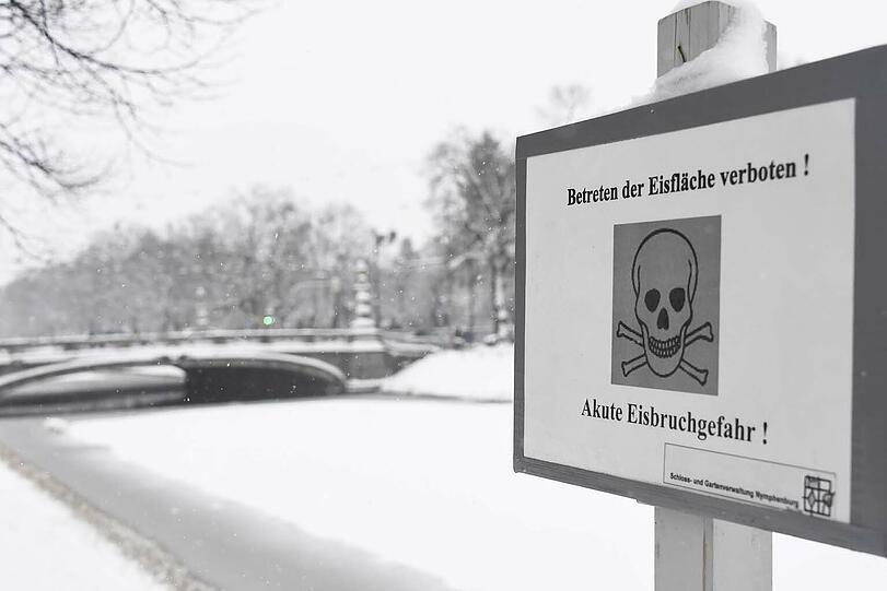 Warnschilder weisen am Nymphenburger Schlosskanal auf die Einbruchgefahr hin.