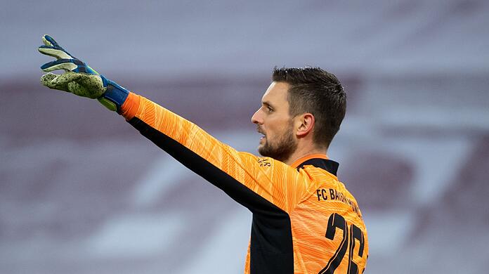Sven Ulreich gestikuliert auf dem Platz.