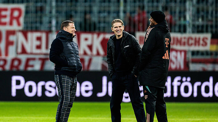 Dürften sich über die Bekenntnisse von Kane und Upamecano freuen: Max Eberl, Christoph Freund und Vincent Kompany (v.l.n.r.).