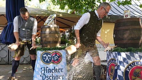 Maximilian Mirlach (l.) zapft ein Fass Hacker-Pschorr an und Christian Dahncke das Paulaner-Wiesnbier.