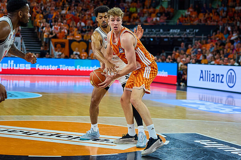 Zweikampf, Duell zwischen Ibrahim Watson BMA365 Bamberg Baskets, 02 und Tobias Jensen ratiopharm ulm, 07 GER, ratiopharm ulm vs. Bamberg Baskets, Basketball, Playoffs, Viertelfinale, 3. Spiel, EasyCredit BBL, Spielzeit 2025/2026, 23.05.2026 GER, ratiopharm ulm vs. Bamberg Baskets, Basketball, Playoffs, Viertelfinale, 3. Spiel, EasyCredit BBL, Spielzeit 2025/2026, 23.05.2026 Neu-Ulm *** duel, duel between Ibrahim Watson BMA365 Bamberg Baskets, 02 and Tobias Jensen ratiopharm ulm, 07 GER, ratiopharm ulm vs Bamberg Baskets, basketball, playoffs, quarterfinals, 3 match, EasyCredit BBL, 2025 2026 season, 23 05 2026 GER, ratiopharm ulm vs Bamberg Baskets, basketball, playoffs, quarterfinals, 3 match, EasyCredit BBL, 2025 2026 season, 23 05 2026 New Ulm Copyright: xEibner-Pressefoto/GeraldxOelze-dexStoppanyx EP_ODS