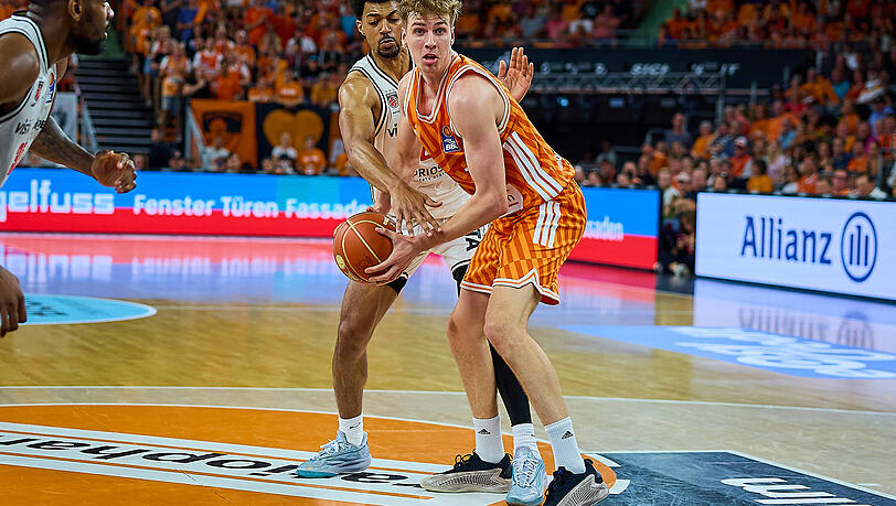 Zweikampf, Duell zwischen Ibrahim Watson BMA365 Bamberg Baskets, 02 und Tobias Jensen ratiopharm ulm, 07 GER, ratiopharm ulm vs. Bamberg Baskets, Basketball, Playoffs, Viertelfinale, 3. Spiel, EasyCredit BBL, Spielzeit 2025/2026, 23.05.2026 GER, ratiopharm ulm vs. Bamberg Baskets, Basketball, Playoffs, Viertelfinale, 3. Spiel, EasyCredit BBL, Spielzeit 2025/2026, 23.05.2026 Neu-Ulm *** duel, duel between Ibrahim Watson BMA365 Bamberg Baskets, 02 and Tobias Jensen ratiopharm ulm, 07 GER, ratiopharm ulm vs Bamberg Baskets, basketball, playoffs, quarterfinals, 3 match, EasyCredit BBL, 2025 2026 season, 23 05 2026 GER, ratiopharm ulm vs Bamberg Baskets, basketball, playoffs, quarterfinals, 3 match, EasyCredit BBL, 2025 2026 season, 23 05 2026 New Ulm Copyright: xEibner-Pressefoto/GeraldxOelze-dexStoppanyx EP_ODS