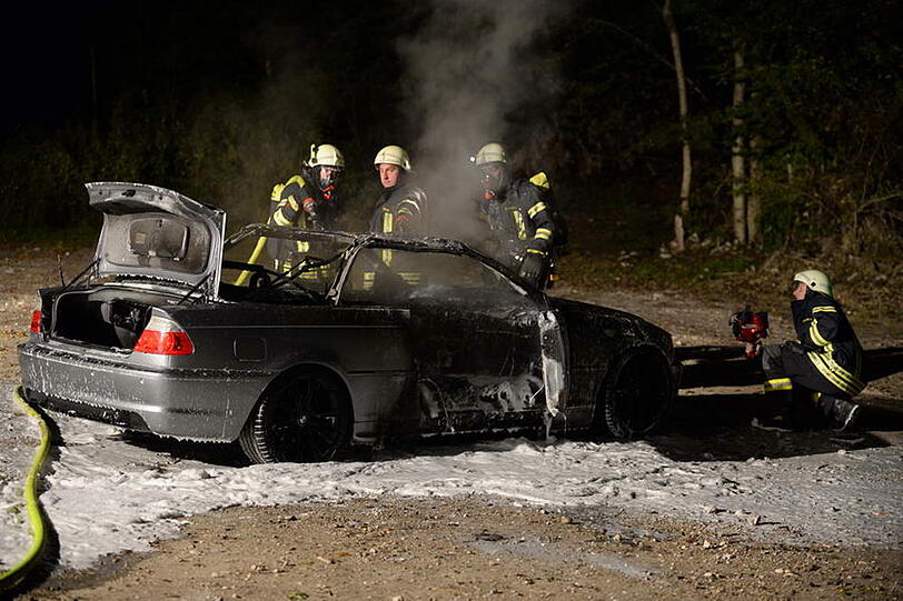 Auf der B 306 bei Siegsdorf brannte ein BMW-Cabrio völlig aus. Der Fahrer konnte sich in letzter Sekunde retten. Die Bilder vom Feuerwehreinsatz.