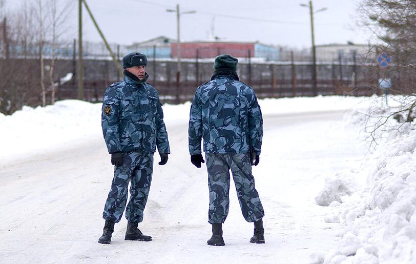 Russische Militärs vor dem Gefangenenlager im karelischen Segescha, dass Chodorkowski eigentlich erst im August 2014 hätte verlassen dürfen. Putin aber ließ ihn jetzt schon in Freiheit.