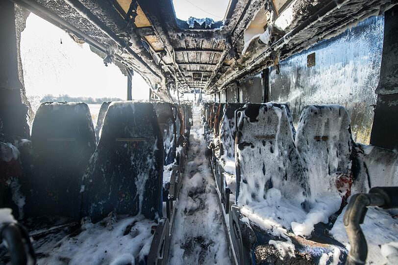 Der Bus brannte völlig aus.