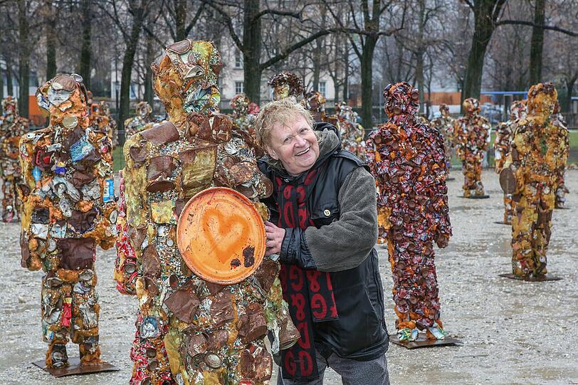 Fotoshooting mit dem Künstler HA Schult,dessen Installation "Trash People", ab 24. November auf dem Festivalgelände des Tollwood-Winterfestivals zu sehen ist.