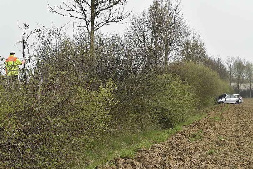 Erst nach 30 Metern kommt der Wagen zum stehen. Die Bilder vom spektakulären Unfall.