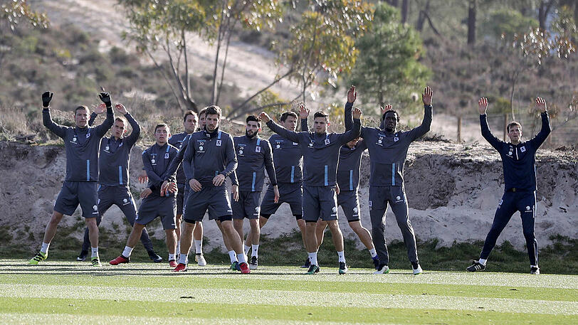 Bevor es zum Ausflug nach Lissabon ging, schufteten die Löwen nochmal im Training. Acht mehr oder weniger angeschlagene Spieler fehlten dabei. Beim Fußball-Tennis triumphierte wie am Vortag das Team um Ivica Olic - mit Romuald Lacazette, Daylon Claasen, Maximilian Wittek und dem ekstatisch mit Wasserflaschen-Pokal feiernden Sebastian Boenisch.