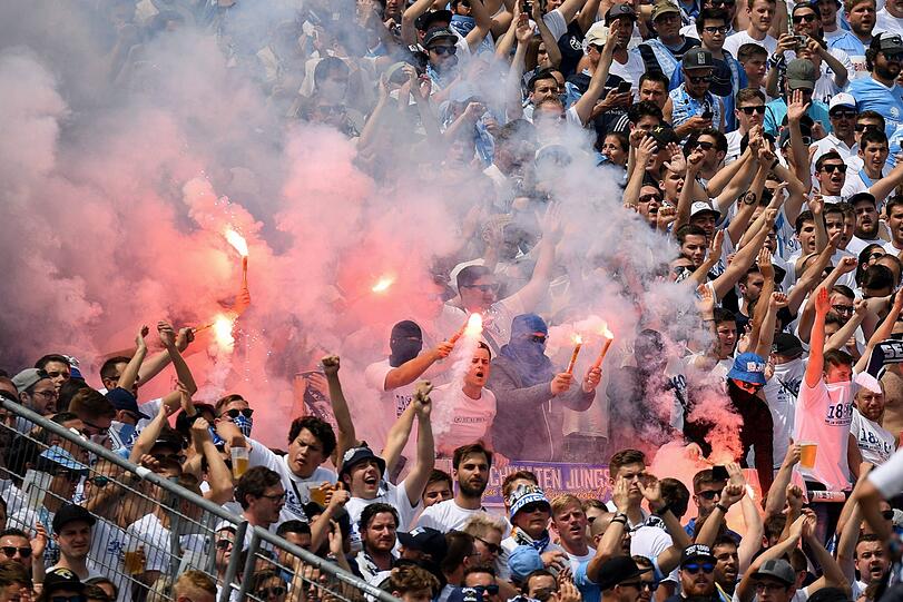 1860 Fans zünden Bengalos im eigenen Stadion.