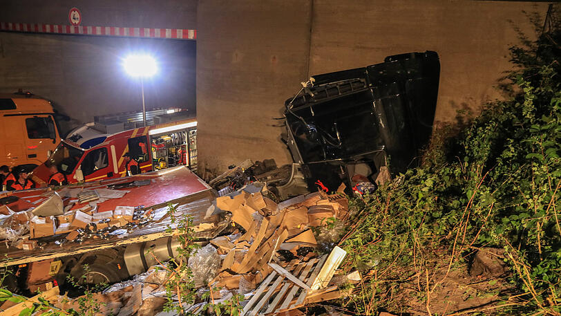 Der Lastwagen wurde komplett zerstört, der Fahrer mit schweren Verletzungen ins Krankenhaus gebracht. Die Bilder vom Unfallort.