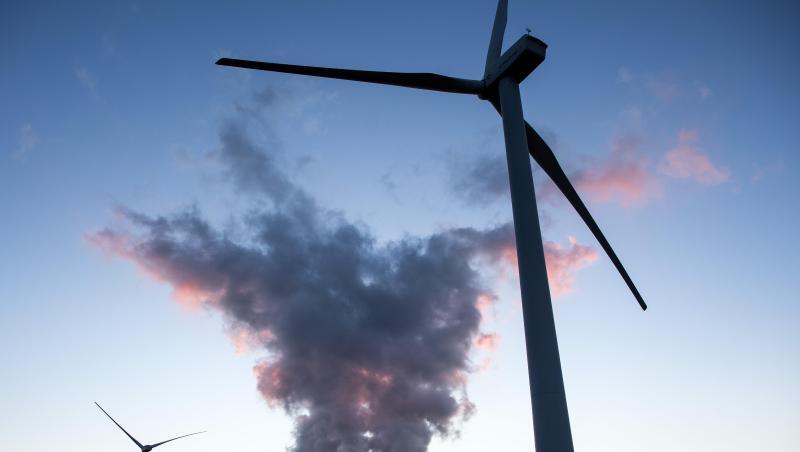 Windräder vor dem Braunkohlekraftwerk Niederaussem.
