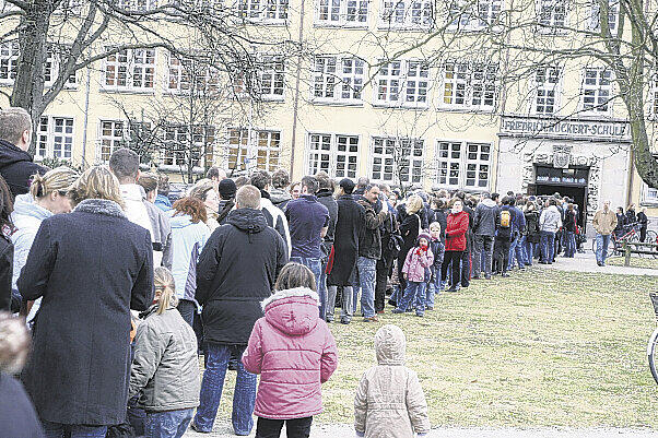 Alle wollen helfen: Über 2000 Menschen kamen zur Knochenmark-Typisierung für Emil (2) und Luise (5).F.: bayernpress