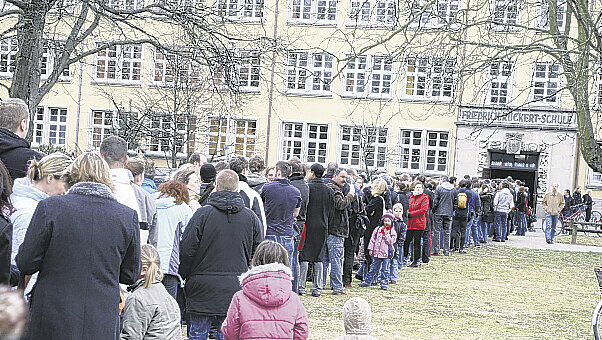 Alle wollen helfen: Über 2000 Menschen kamen zur Knochenmark-Typisierung für Emil (2) und Luise (5).F.: bayernpress Alle wollen helfen: Über 2000 Menschen kamen zur Knochenmark-Typisierung für Emil (2) und Luise (5).F.: bayernpress