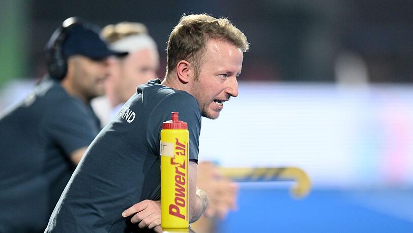 Der deutsche Trainer André Henning steht beim Spiel gegen England am Spielfeldrand.