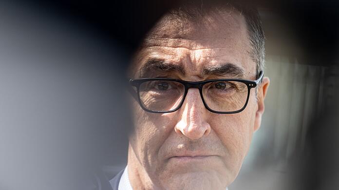 "Sie sind eine nicht zu überhörende Absage an unsere pluralistische Demokratie", sagt Bundesagrarminister Cem Özdemir (Grüne) über Autokorsos in Deutschland, bei denen Anhänger den Wahlsieg von Erdogan in der Türkei feiern. "Sie sind eine nicht zu überhörende Absage an unsere pluralistische Demokratie", sagt Bundesagrarminister Cem Özdemir (Grüne) über Autokorsos in Deutschland, bei denen Anhänger den Wahlsieg von Erdogan in der Türkei feiern.