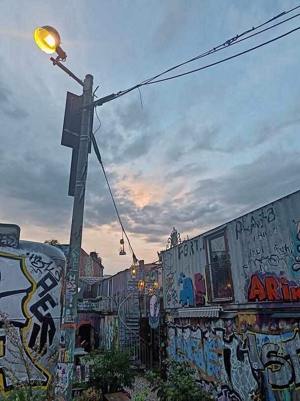 Ein buntes Containerdorf im sommerlichen Abendlicht: Eindruck aus dem Bahnwärter Thiel. Ein buntes Containerdorf im sommerlichen Abendlicht: Eindruck aus dem Bahnwärter Thiel.