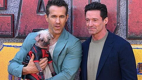 Peggy stiehlt Ryan Reynolds (l.) und Hugh Jackman die Show.