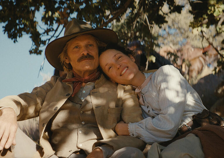 Ein Liebespaar zieht in die Wildnis: Viggo Mortensen und Vicky Krieps in "The Dead Don't Hurt".