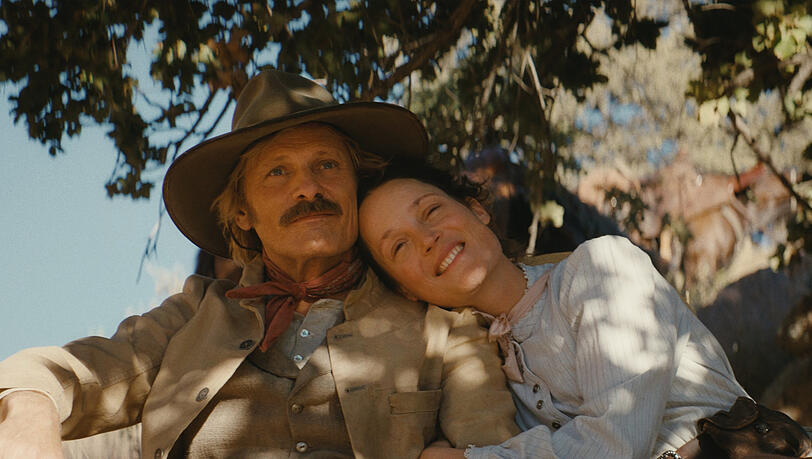 Ein Liebespaar zieht in die Wildnis: Viggo Mortensen und Vicky Krieps in "The Dead Don't Hurt". Ein Liebespaar zieht in die Wildnis: Viggo Mortensen und Vicky Krieps in "The Dead Don't Hurt".