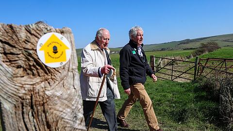 Gekleidet in Anzug und braunen Schuhen, wanderte der K&ouml;nig gut zwei Kilometer an der K&uuml;ste entlang.