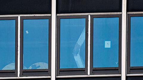 Ein eingeknickter St&uuml;tzpfeiler ist durch ein Fenster zu sehen.