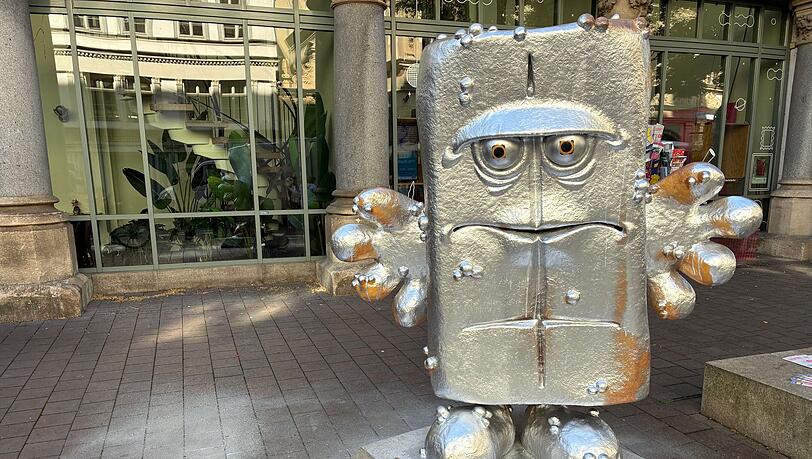 Unbekannte haben die Skulptur der Kika-Figur Bernd das Brot neben dem Erfurter Rathaus mit silberner Farbe besprüht. Unbekannte haben die Skulptur der Kika-Figur Bernd das Brot neben dem Erfurter Rathaus mit silberner Farbe besprüht.